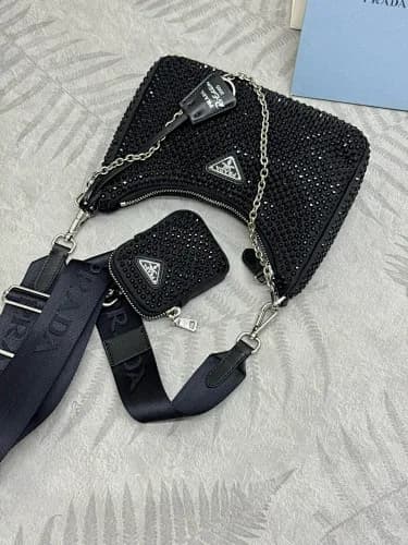 Prada (modelo Re-Edition 2005 Satin Bag with Crystals em preto)