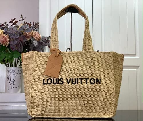 Louis Vuitton (modelo estilo Neverfull ou Beach Tote em ráfia/croché entrançado)