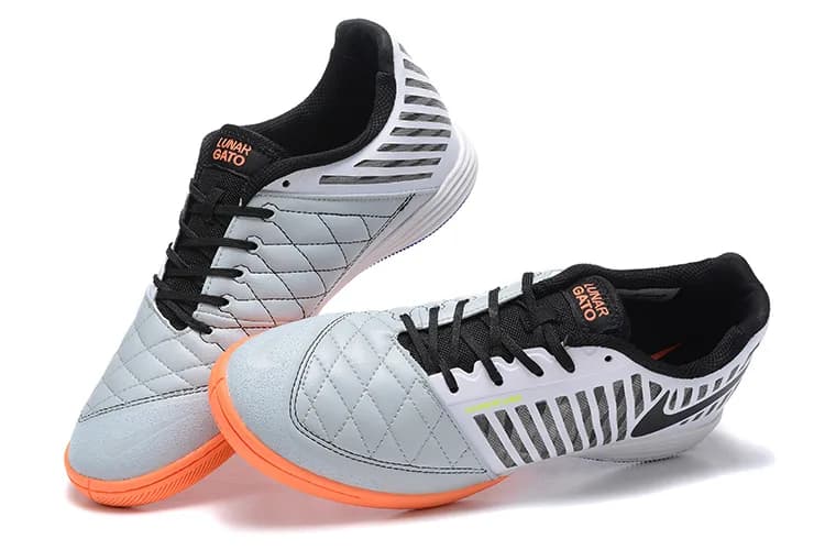 Nike Lunar Gato II (em tom branco, cinza-claro e preto com pormenores em laranja, azul e verde-lima).