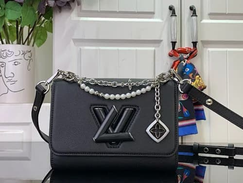 Louis Vuitton (modelo estilo Twist MM / PM em tom preto com acabamentos prateados e pérolas)