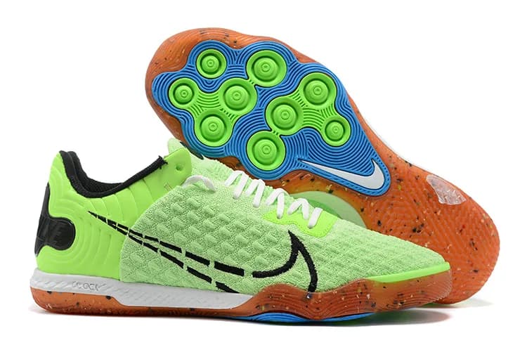 Nike React Phantom GT PRO IC (em tom verde-lima, verde-claro e preto, com sola castanha/gum e detalhes em azul e verde).