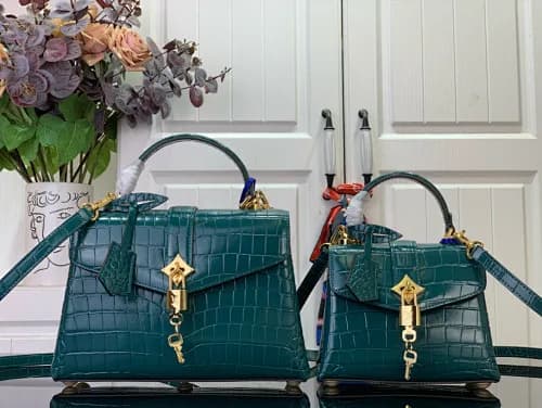 Louis Vuitton em pele com efeito crocodilo verde-esmeralda.