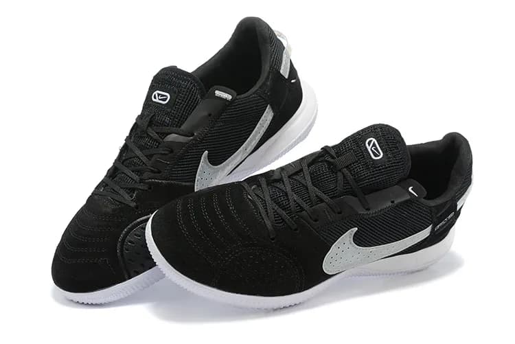 Nike React Gato (em tom preto com detalhes em prateado/cinza e sola branca).