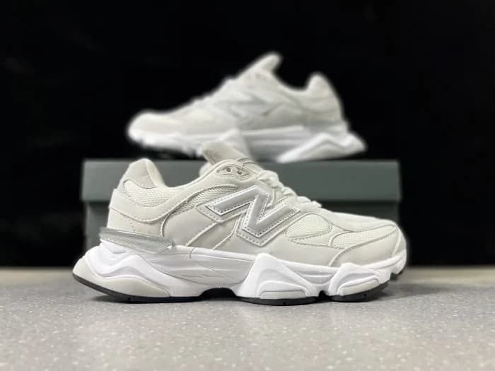 New Balance 9060 na colorway Sea Salt / Off-White (ou Rain Cloud / Sea Salt)