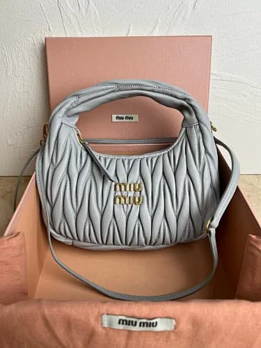 Miu Miu (modelo Miu Miu Wander Matelassé Nappa Leather Mini/Small Bag em tom cinzento-claro / azul-acinzentado)