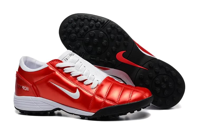 Nike Air Zoom Total 90 III TF (em tom branco e vermelho-metálico com pormenores em preto, logótipo "90" em destaque e sola preta).