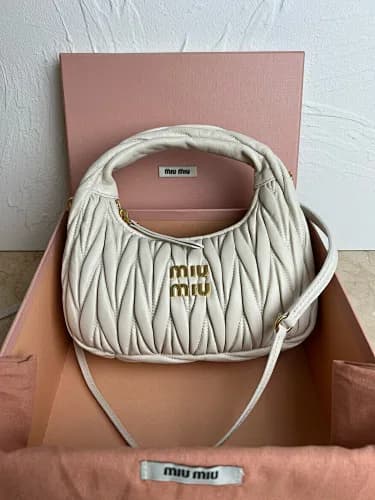 Miu Miu (modelo Miu Miu Wander Matelassé Nappa Leather Mini/Small Bag em tom off-white/creme)