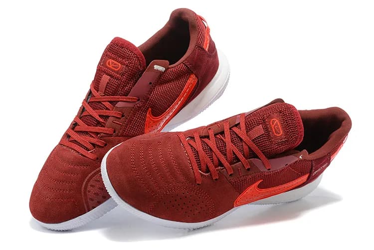 Nike React Gato (em tom vermelho-escuro/bordo com detalhes em vermelho-alaranjado e sola branca)