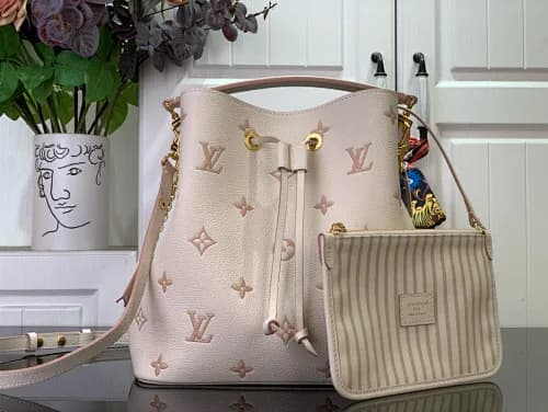 Louis Vuitton (modelo NéoNoé MM em pele gravada/bordada)