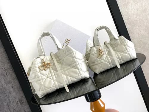 Dior Toujours em tom off-white/bege claro.