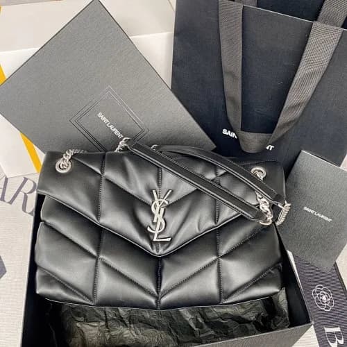 Saint Laurent (YSL) (modelo Saint Laurent Loulou Puffer Bag em pele preta com ferragens prateadas)