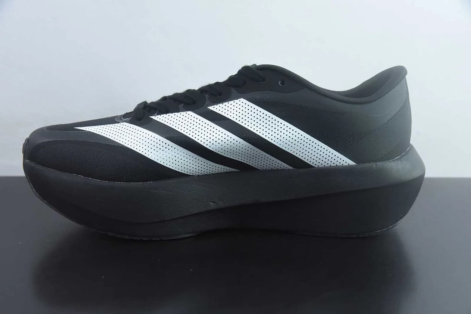 adidas Adizero Evo SL na colorway Core Black / Cloud White (preto com as três riscas brancas e sola preta)