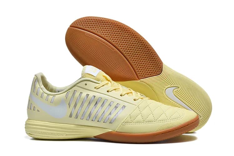 Nike Lunar Gato II (em tom amarelo-claro/limão, pormenores em branco e sola castanha/gum).