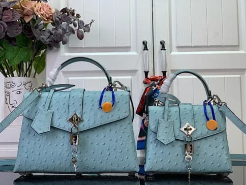Louis Vuitton em pele com textura de avestruz na cor azul-celeste/azul-claro.