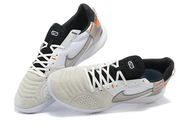 Nike React Gato (em tom cinza-claro/off-white, branco, preto e detalhes em laranja com sola branca).