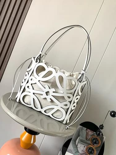 Loewe (modelo Loewe Anagram Cut-Out Tote / Bucket Bag em branco)
