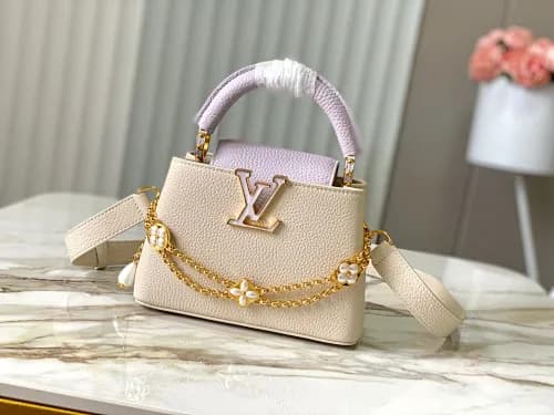 Louis Vuitton Capucines em tom bege/creme com detalhes em lilás/violeta claro.
