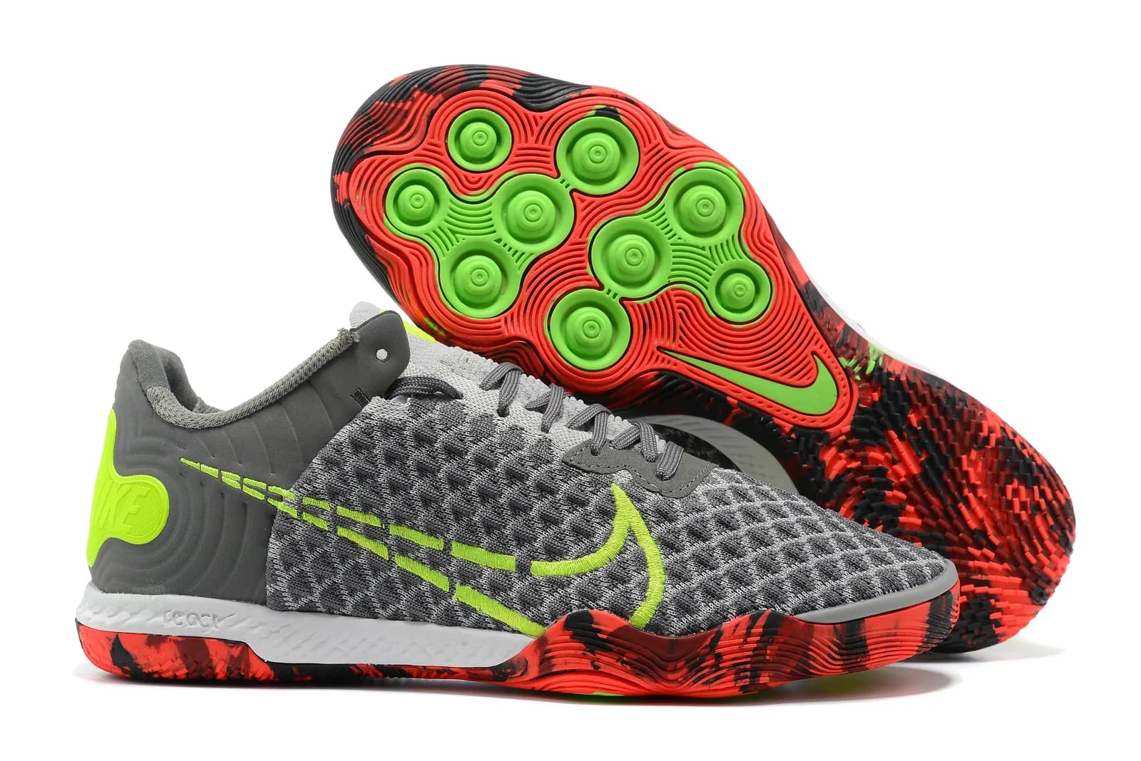 Nike React Phantom GT PRO IC (em tom cinza, amarelo-lima e preto com detalhes em vermelho e sola camuflada/marmorizada).