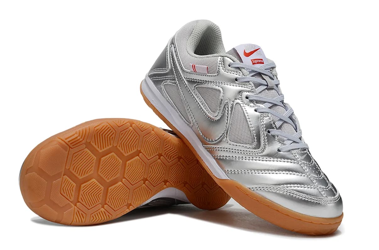 Nike Streetgato (em tom prateado reluzente com sola intermédia branca e sola exterior castanha/gum).