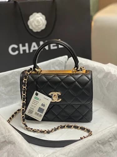 Chanel (modelo Chanel Trendy CC Top Handle / Flap Bag Mini/Small em pele preta)