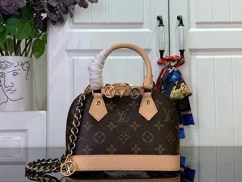 Louis Vuitton (modelo estilo Alma BB em lona Monogram com aplicações e detalhes especiais)