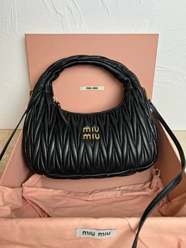 Miu Miu (modelo Miu Miu Wander Matelassé Nappa Leather Mini/Small Bag em preto)