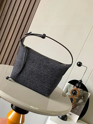 Loewe (modelo Cubobi / Cuboid em tecido Jacquard Anagram)