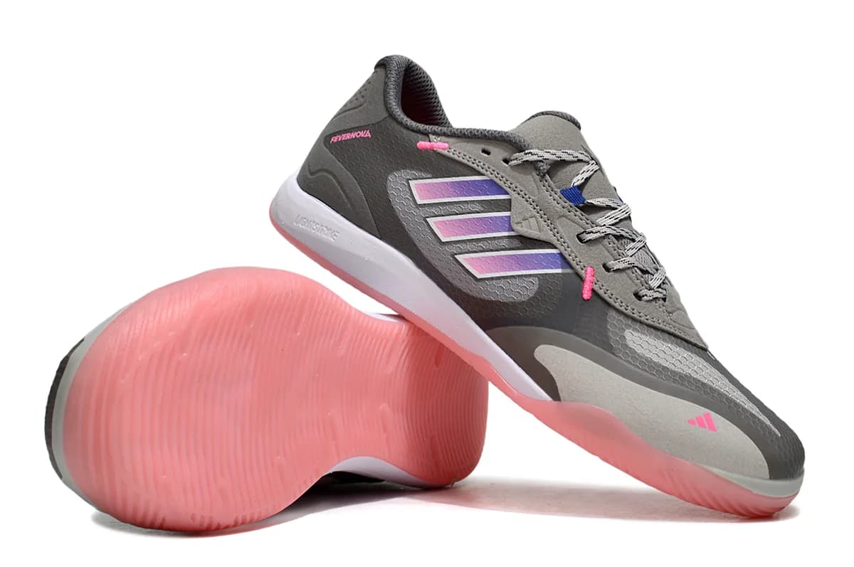 adidas Top Sala Competition "Fevernova" (em tom cinza-escuro/chumbo e cinza-claro com detalhes em rosa, degradê roxo/azul nas três riscas e sola rosa).