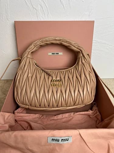 Miu Miu (modelo Miu Miu Wander Matelassé Nappa Leather Mini/Small Bag em tom bege/beije nude)