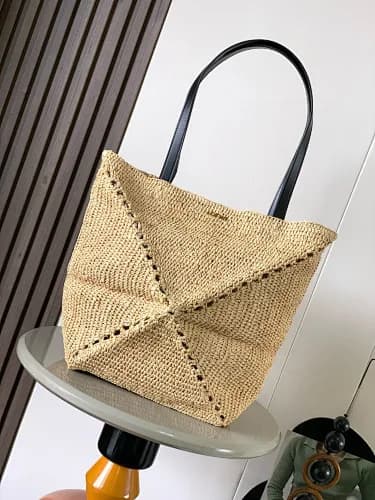 Loewe (modelo Puzzle Fold Tote em palha/ráfia entrançada)