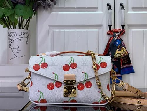 Louis Vuitton x Takashi Murakami (modelo Pochette Métis em lona branca com estampado de cerejas).
