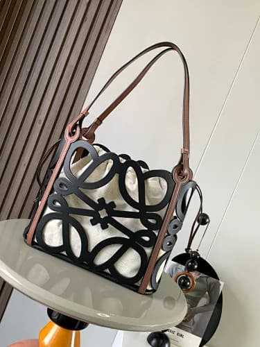 Loewe (modelo Loewe Anagram Cut-Out Tote / Bucket Bag)