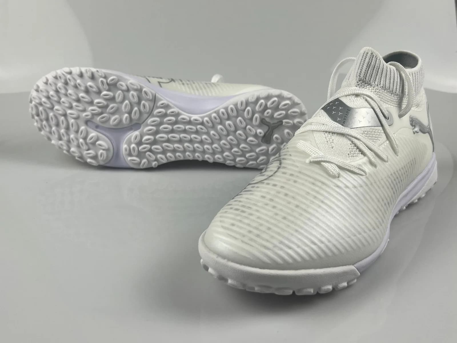 Puma Future Ultimate TT (em tom branco e prateado com sola para relva sintética/turf branca).