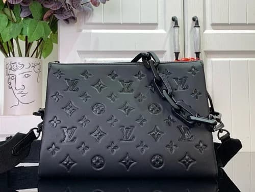 Louis Vuitton (modelo Louis Vuitton Coussin ou Pochette Volga / Steamer / Soft Trunk Messenger da linha Monogram Seal / Shadow / Empreinte em preto)