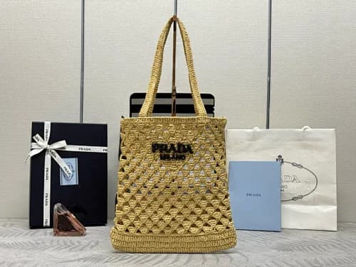 Prada (modelo Crochet Tote Bag / Raffia Tote em tom amarelo-palha)